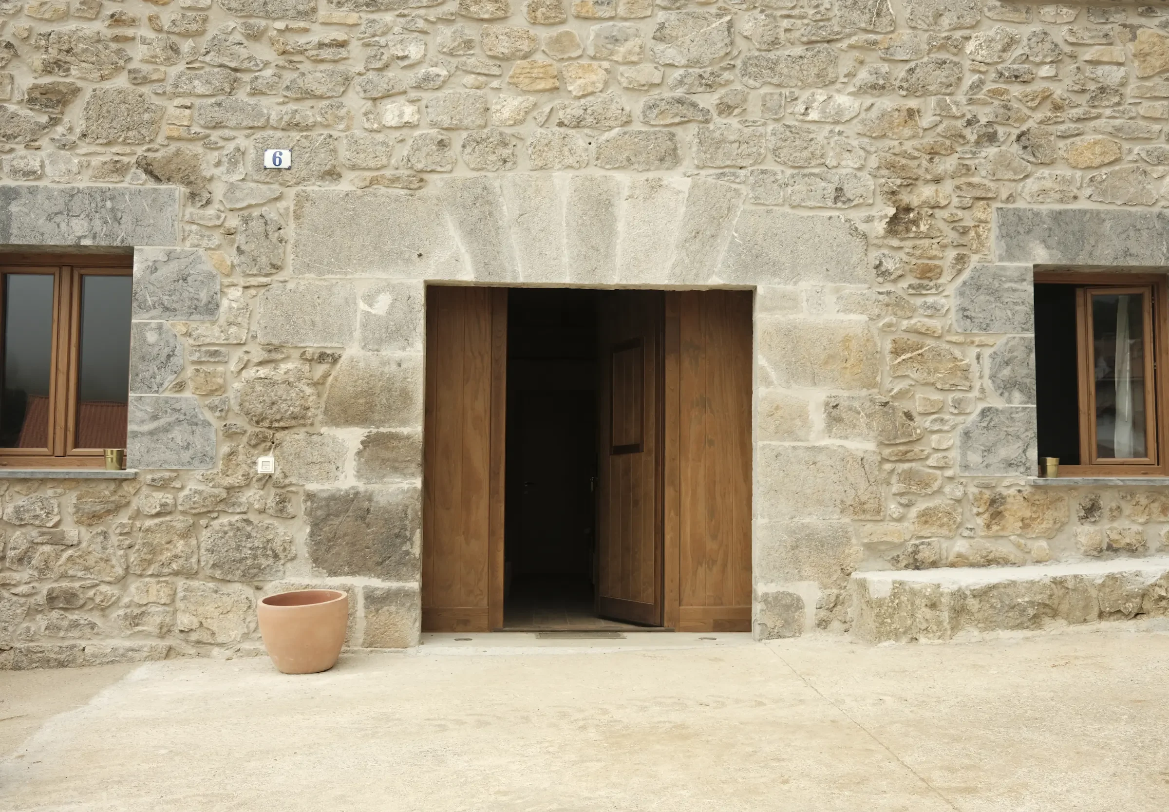 Rehabilitación de caserío rural en Navarra respetando su esencia y materiales originales