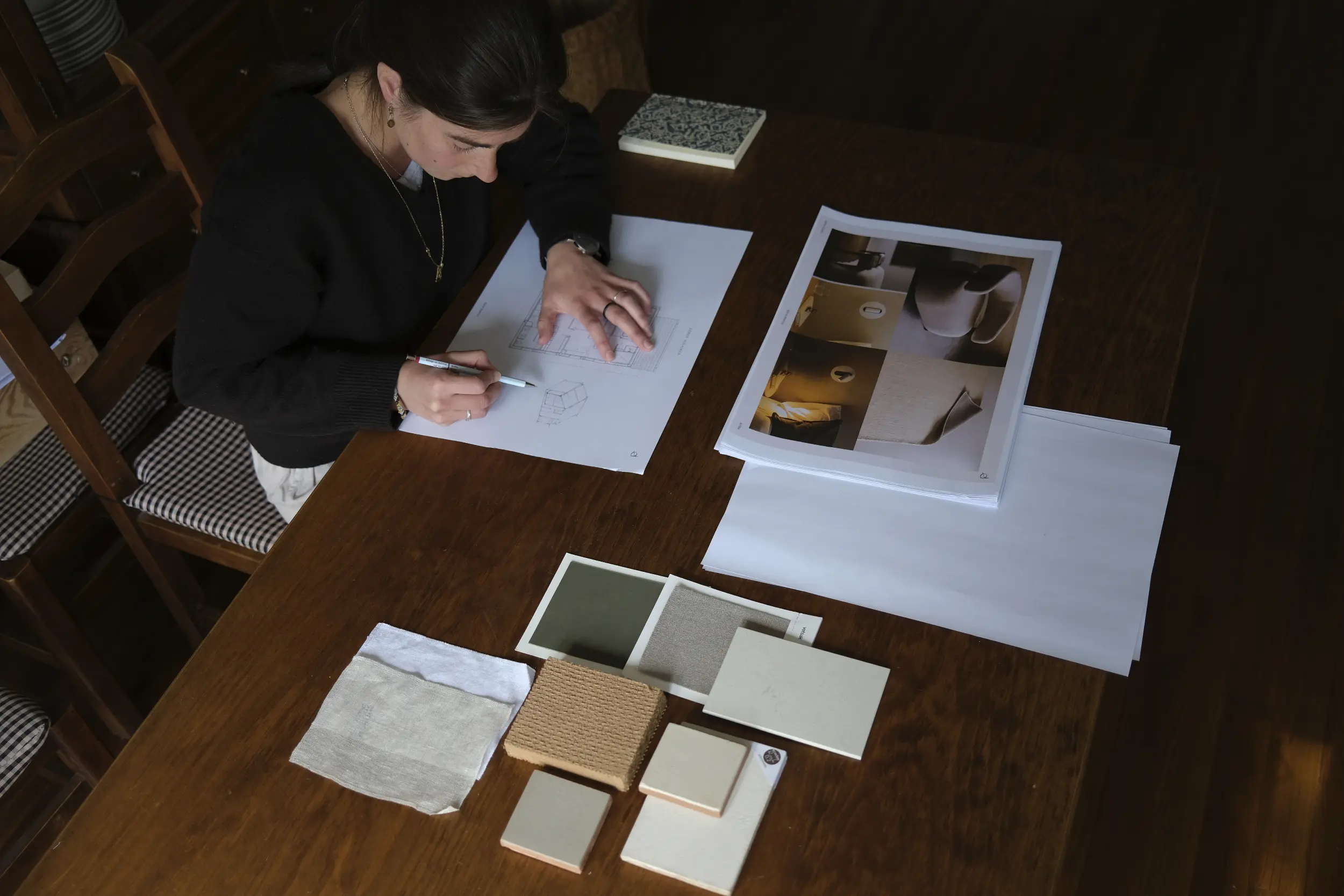 Arquitecta en la Cerdanya trabajando en proyecto de reforma integral y arquitectura interior