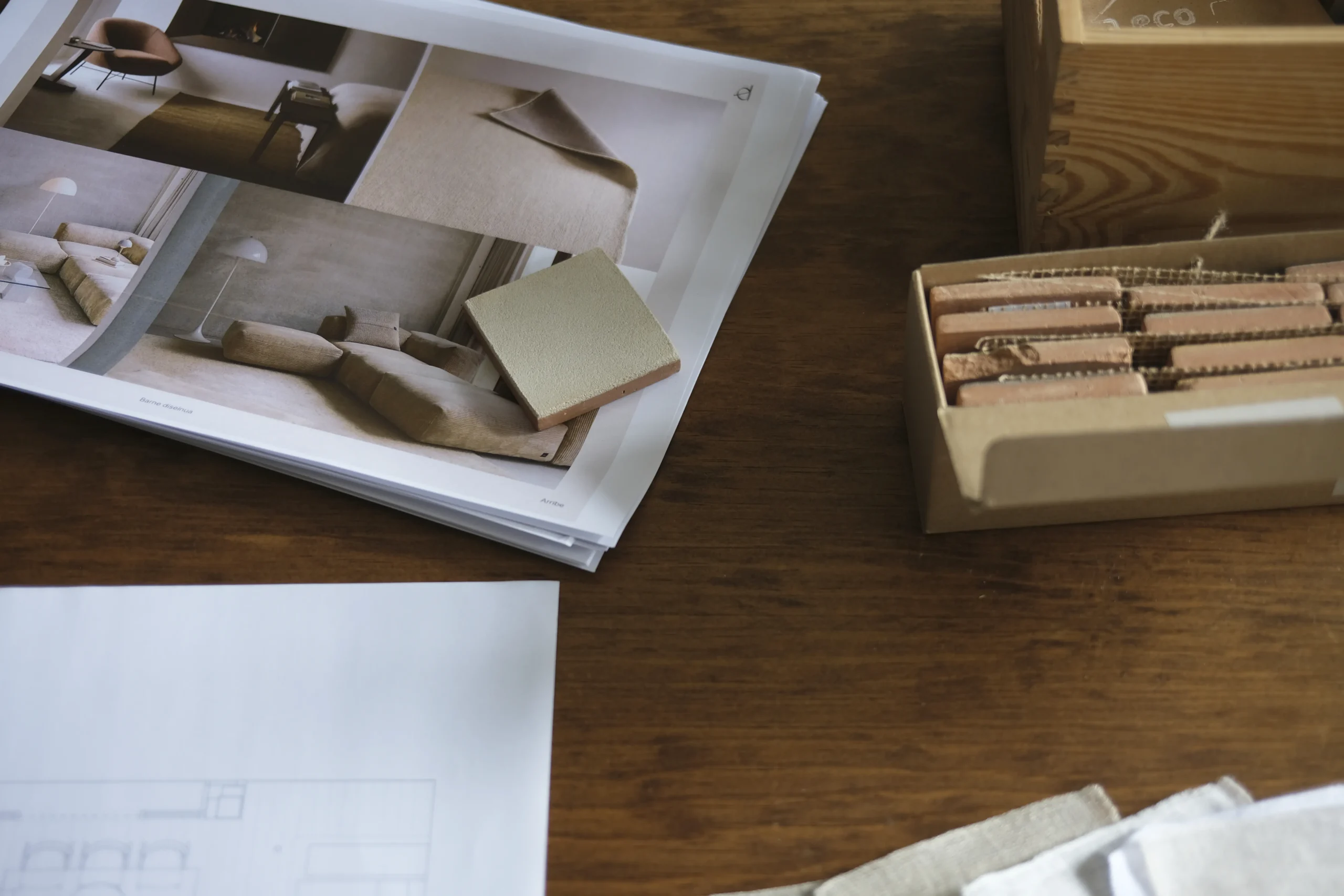 Muestras de materiales y planos para reforma integral de vivienda en Donostia